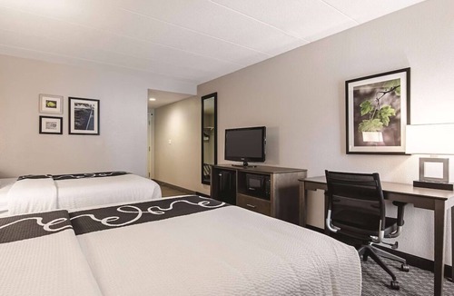Portland Hotel | Spacious Queen Suite, La Quinta, Shuttle Service, Minutes to The Arts District