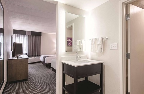 Portland Hotel | Spacious Queen Suite, La Quinta, Shuttle Service, Minutes to The Arts District