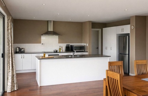 Kaikoura House | Spacious Quiet | 3BR | Decks | Wi-Fi | BBQ | Views