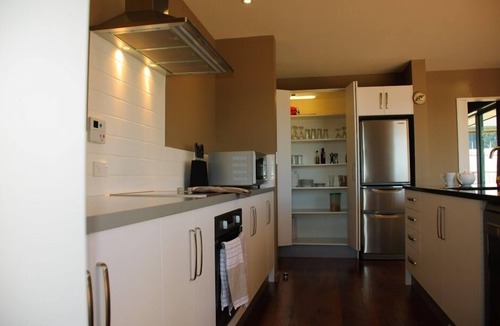 Kaikoura House | Spacious Quiet | 3BR | Decks | Wi-Fi | BBQ | Views