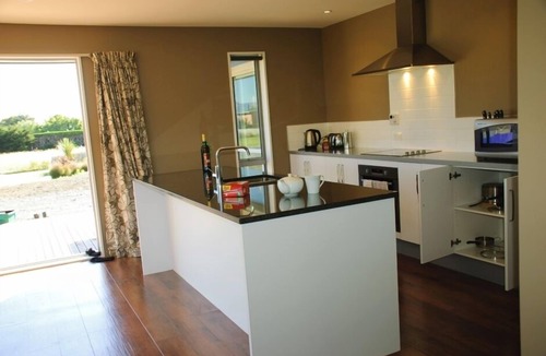 Kaikoura House | Spacious Quiet | 3BR | Decks | Wi-Fi | BBQ | Views