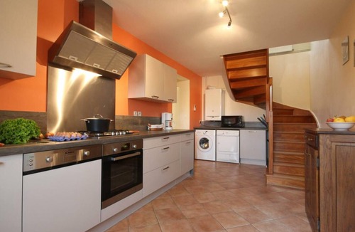 Mauves-sur-Huisne Cottage | Spacious quiet house, pets allowed
