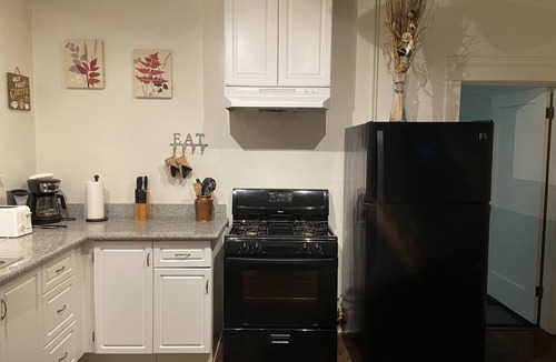 Civic Center Apartment | Spacious, Quiet, Peaceful One Bedroom Retreat -10 mins from UOP, Lodi Wineries!