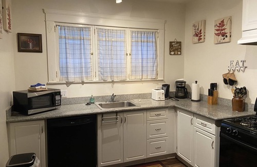Civic Center Apartment | Spacious, Quiet, Peaceful One Bedroom Retreat -10 mins from UOP, Lodi Wineries!