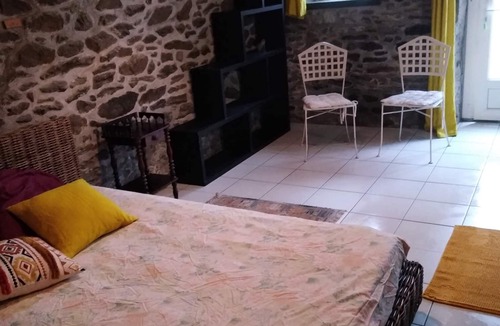 Le Minihic-sur-Rance Bed & Breakfast | Spacious room with direct access, right in the center, 5 minutes from the beach