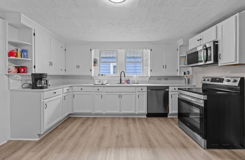 Concord House | Spacious & Race-Ready | Mins to Speedway | Sleeps 6