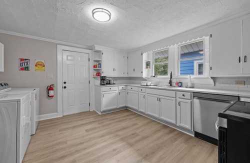 Concord House | Spacious & Race-Ready | Mins to Speedway | Sleeps 6
