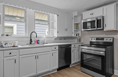 Concord House | Spacious & Race-Ready | Mins to Speedway | Sleeps 6