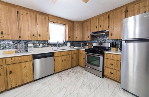 Randolph House | Spacious Raised Ranch Retreat 5BR 2BA