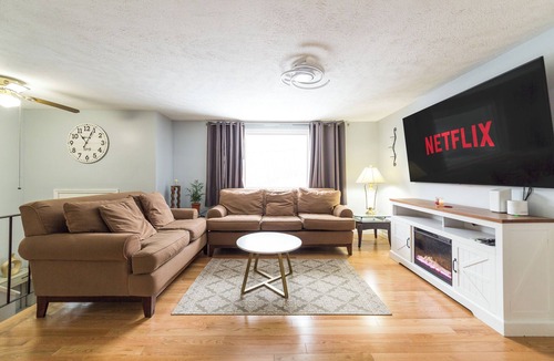 Randolph House | Spacious Raised Ranch Retreat 5BR 2BA