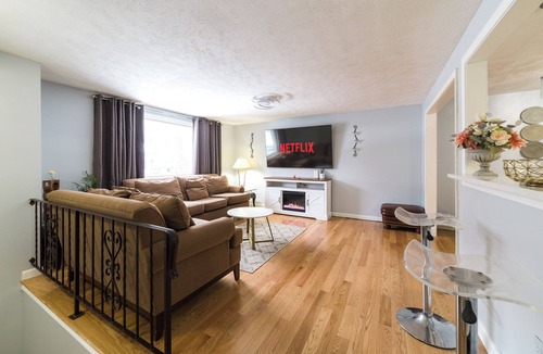 Randolph House | Spacious Raised Ranch Retreat 5BR 2BA