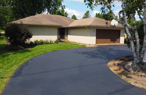 McHenry House | Spacious Ranch blocks away from downtown McHenry