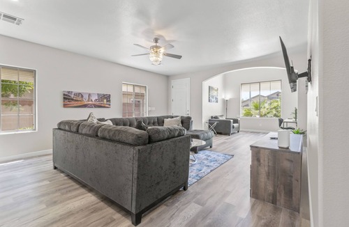 Torrey Pines Ranch House | Spacious Ranch near Downtown with master retreat and backyard BBQ!
