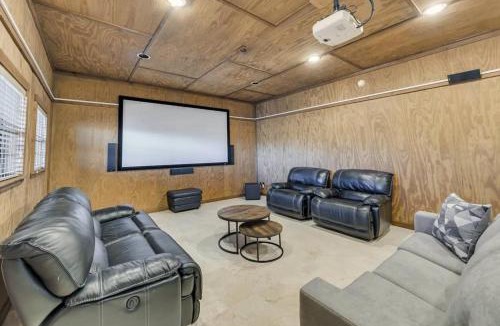 Weston House | Spacious Ranch Style Home w Cinema Room