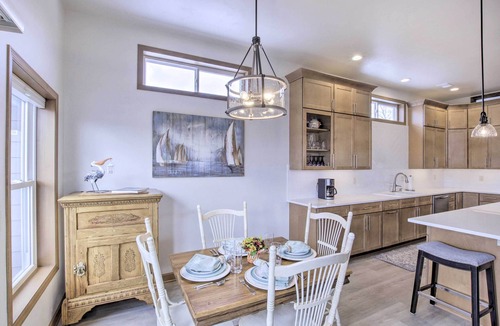 Pipe House | Spacious Recently Built Home < 1 Mi to Lake!