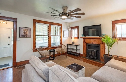 Madison Heights House | Spacious Red Barn Getaway