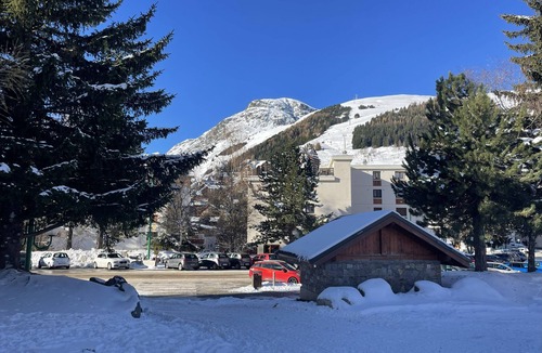 Venosc Apartment | Spacious renovated apartment - 75m², at the foot of the slopes, ideal for families (baby equipment)