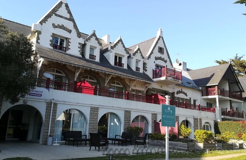 Le Pouliguen Apartment | Spacious renovated duplex with outdoor pool in wooded grounds + spa