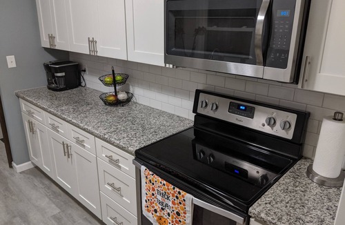 Georgetown House | SPACIOUS Renovated Home 2 Miles to ND Campus w/OUTDOOR TV, Firepit🔥, Big Yard