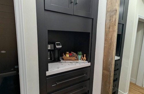 Beamsville Apartment | Spacious Renovated Suite Lincoln Beamsville - Modern Rustic