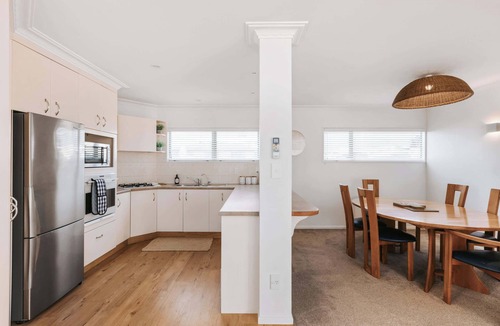 Mount Maunganui House | Spacious Retreat Steps to Beach, Shops & Hot Pools