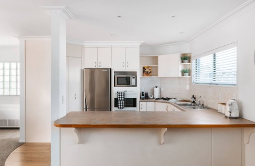 Mount Maunganui House | Spacious Retreat Steps to Beach, Shops & Hot Pools