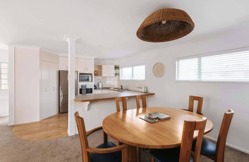 Mount Maunganui House | Spacious Retreat Steps to Beach, Shops & Hot Pools