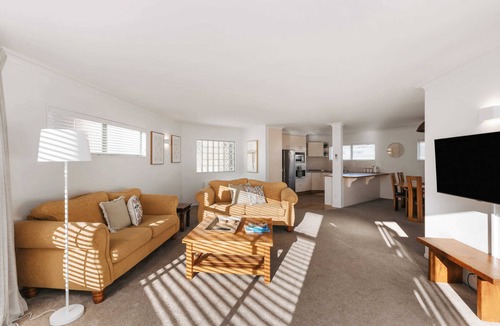 Mount Maunganui House | Spacious Retreat Steps to Beach, Shops & Hot Pools