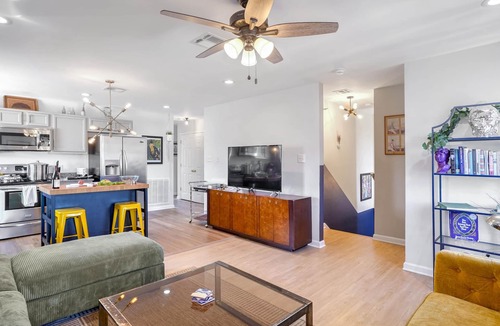 Tulane - Gravier House | Spacious Retreat by FQ | Mini-Pool | EV Parking, | Parking | Patio | Laundry | 1GB Wifi | Parkview |