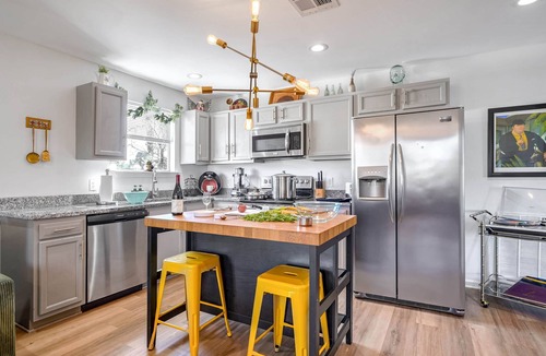 Tulane - Gravier House | Spacious Retreat by FQ | Mini-Pool | EV Parking, | Parking | Patio | Laundry | 1GB Wifi | Parkview |