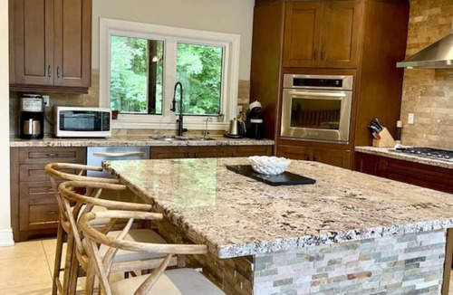 Tiny House | Spacious Retreat in the Pines Walk to Georgian Bay Beaches