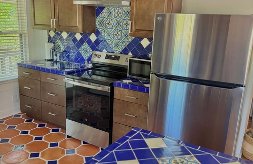 River Road Apartment | Spacious Retreat Near River Walk & The Pearl – 2BR, Ideal for Groups