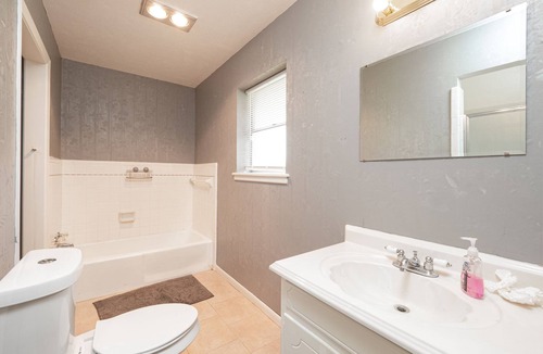 Southwest Arlington House | Spacious Retreat near✔️AT&T✔️Rangers Stadium✔️Six Flags✔️Ft.Worth & Dallas