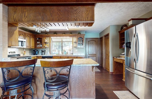 Eureka Springs House | Spacious Retreat with Serene Lake Views, Hot tub & Internet