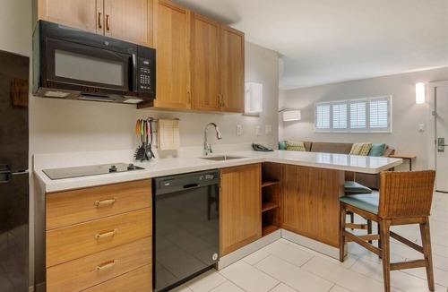 Jekyll Island Hotel | Spacious Retreat Near Jekyll Island Beach | Parking, Onsite Pool!
