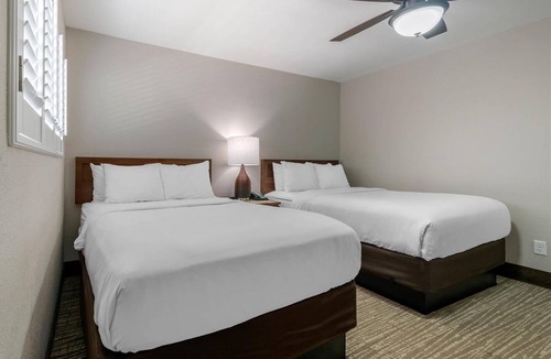 Jekyll Island Hotel | Spacious Retreat Near Jekyll Island Beach | Parking, Onsite Pool!