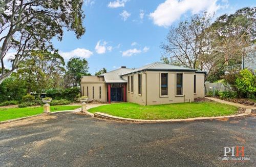 Cowes House | Spacious Retreat with Coastal Views