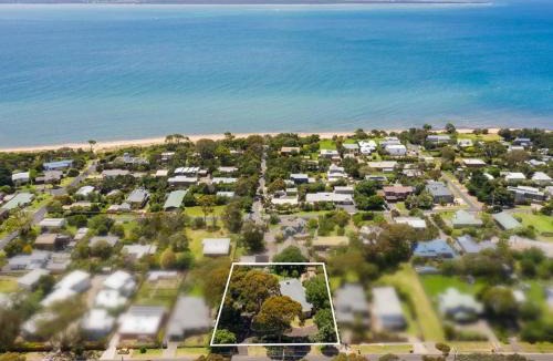 Cowes House | Spacious Retreat with Coastal Views