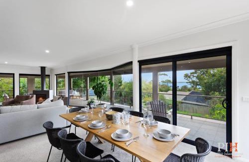 Cowes House | Spacious Retreat with Coastal Views