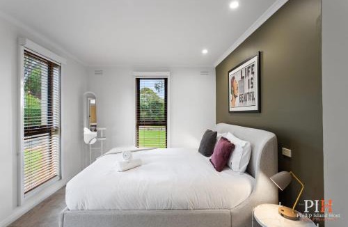 Cowes House | Spacious Retreat with Coastal Views