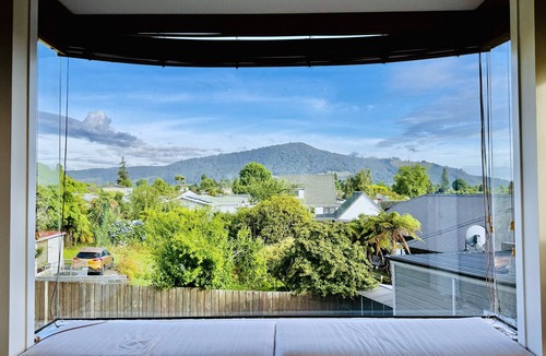 Rotorua House | Spacious retreat with Mountain view
