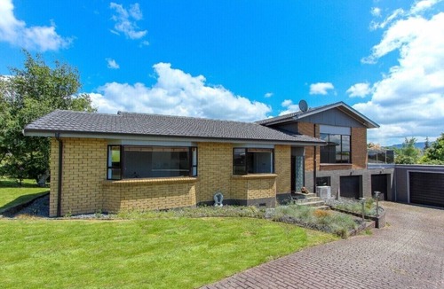 Rotorua House | Spacious retreat with Mountain view