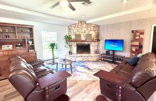 Beaumont House | Spacious Retro 2BR 3BA In Quiet Neighborhood