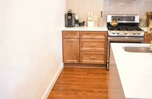 Mechanicsville House | Spacious Retro Home for Groups