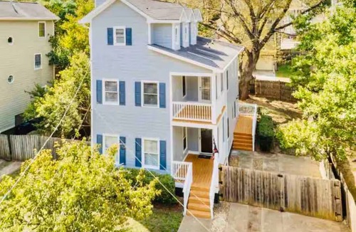 Mechanicsville House | Spacious Retro Home for Groups