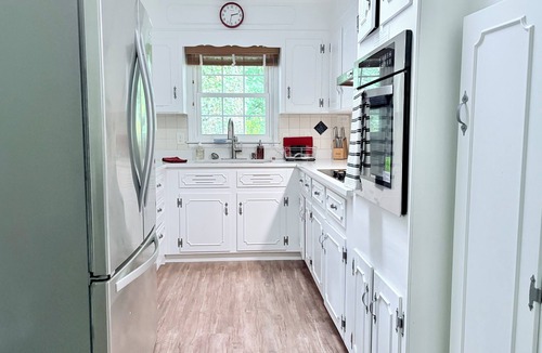 Greensboro House | Spacious Retro Inspired & Pet Friendly Home Near Wet N Wild