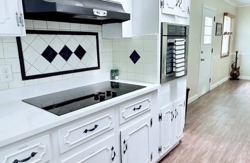 Greensboro House | Spacious Retro Inspired & Pet Friendly Home Near Wet N Wild