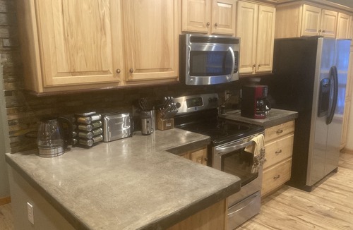 East Thermopolis House | Spacious River House minutes to Hot Springs & WY Dino Center