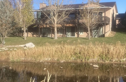 East Thermopolis House | Spacious River House minutes to Hot Springs & WY Dino Center