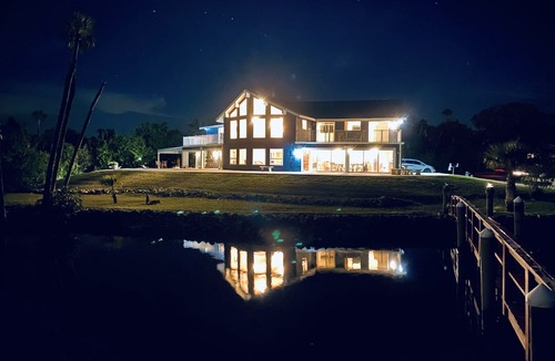 Homosassa House | Spacious Riverfront Retreat. Sunset views with private Dock, Sleeps 12.